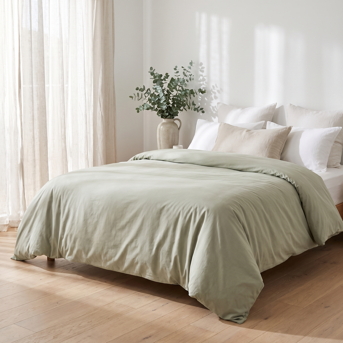 Bed met saliegroen dekbed