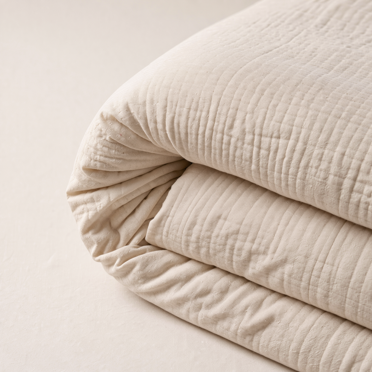 De zachte rand van het mousseline dekbed in Off white