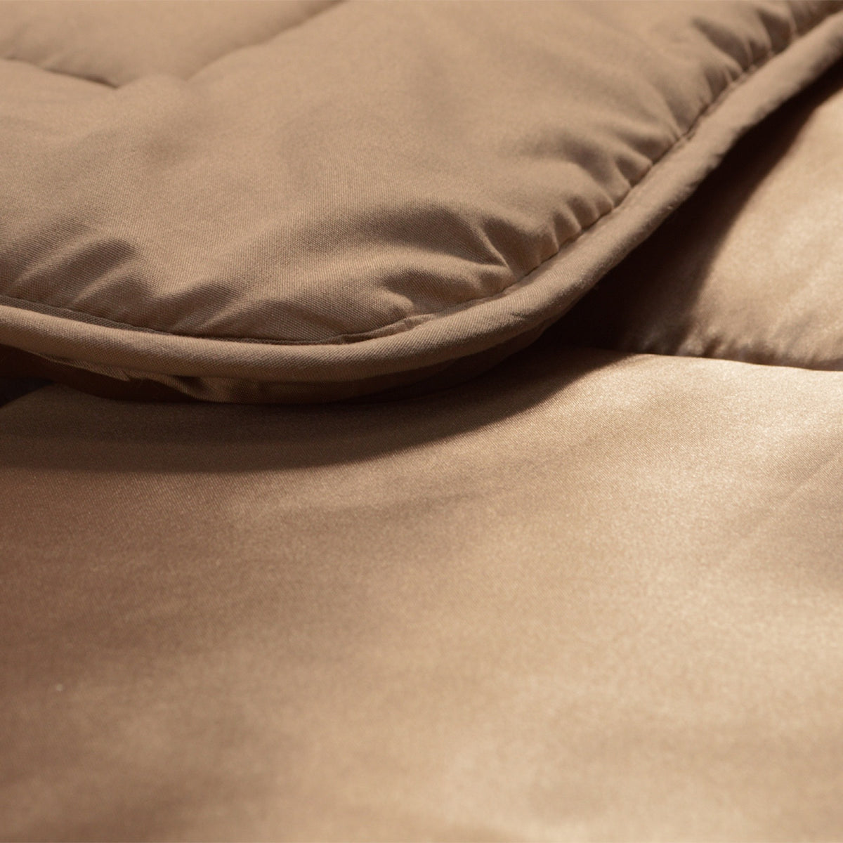 Satijn dekbed Taupe, close-up van de stof