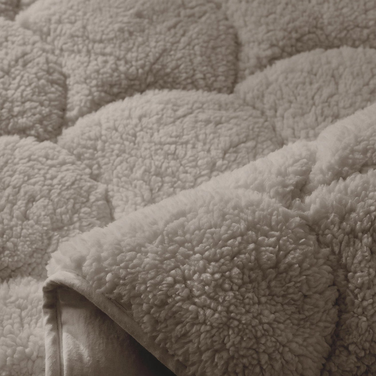 Teddy dekbed taupe, close-up van de stof