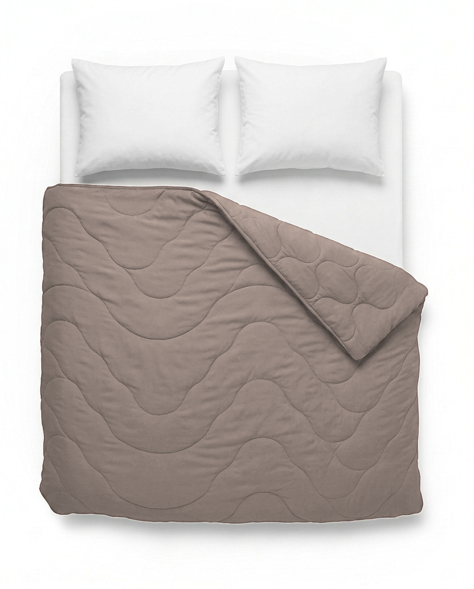 VANBRUINN Superweich Taupe von oben auf dem Bett